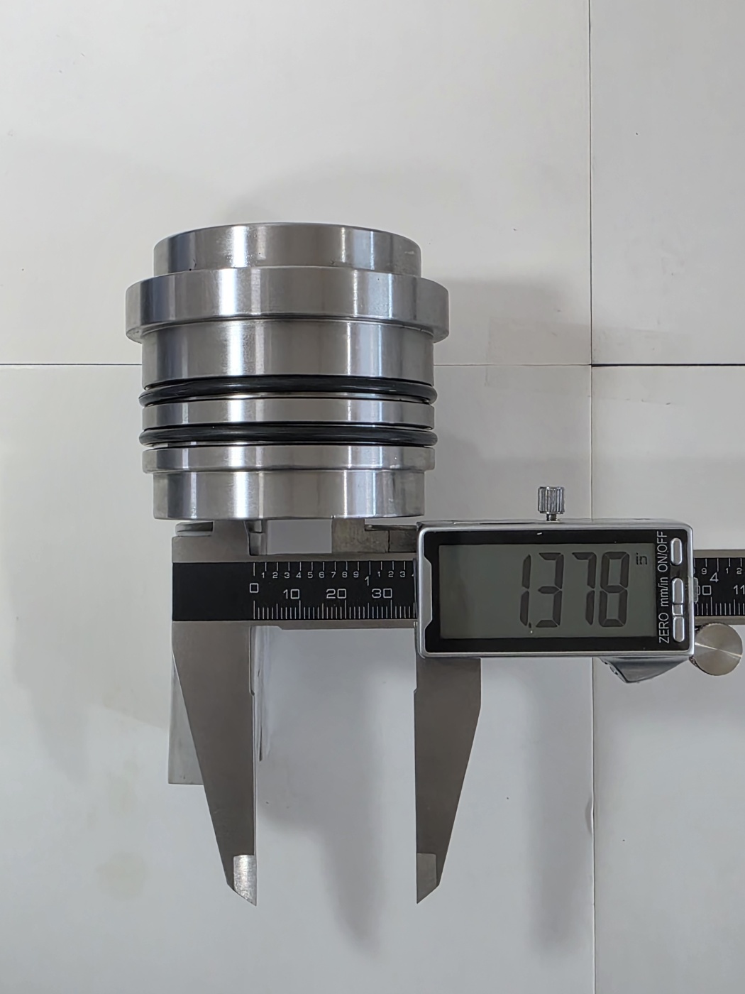IA65-3560 Cylinder Head / Gland Assembly with Seals - Image 3